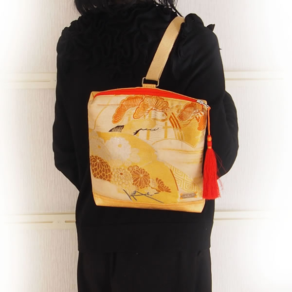 【着物帯リメイク】お母さまのお太鼓帯を、ちょこっと背負えるお洒落なリュックに！ | 帯バッグのオーダーメイド専門店 ARI+JAPAN(ｱﾘ