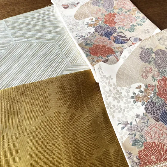 底布は辛子色菊柄帯。開口見返しに銀糸帯。