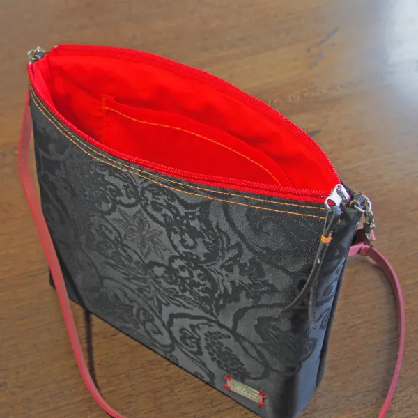 実例186 黒帯 斜め掛けバッグ