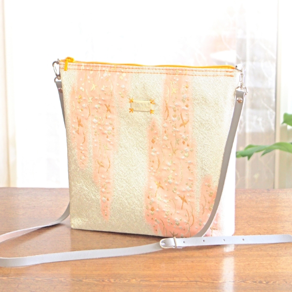 実例188 銀地袋帯 斜め掛けバッグ