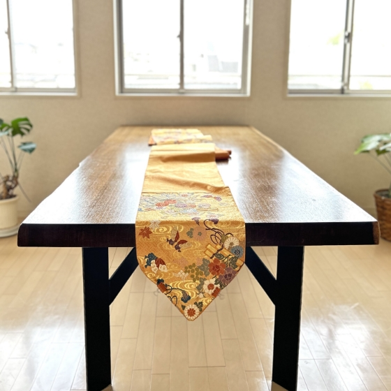 金茶袋帯のテーブルランナーイメージ